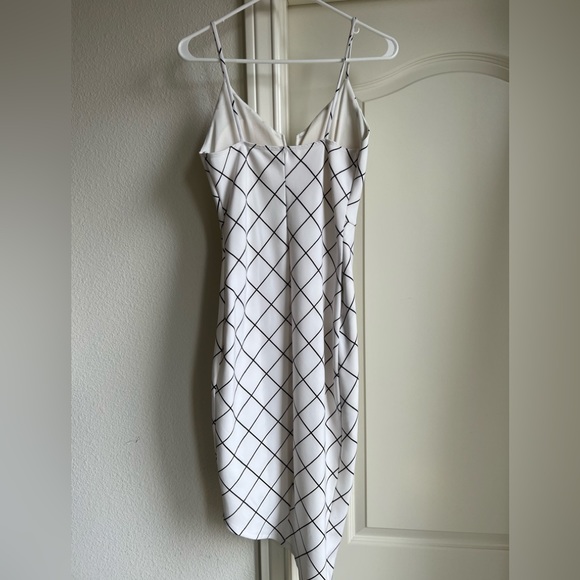 WHITE GRID ASYMMETRICAL V NECK BODYCON DRESS - Picture 3 of 5